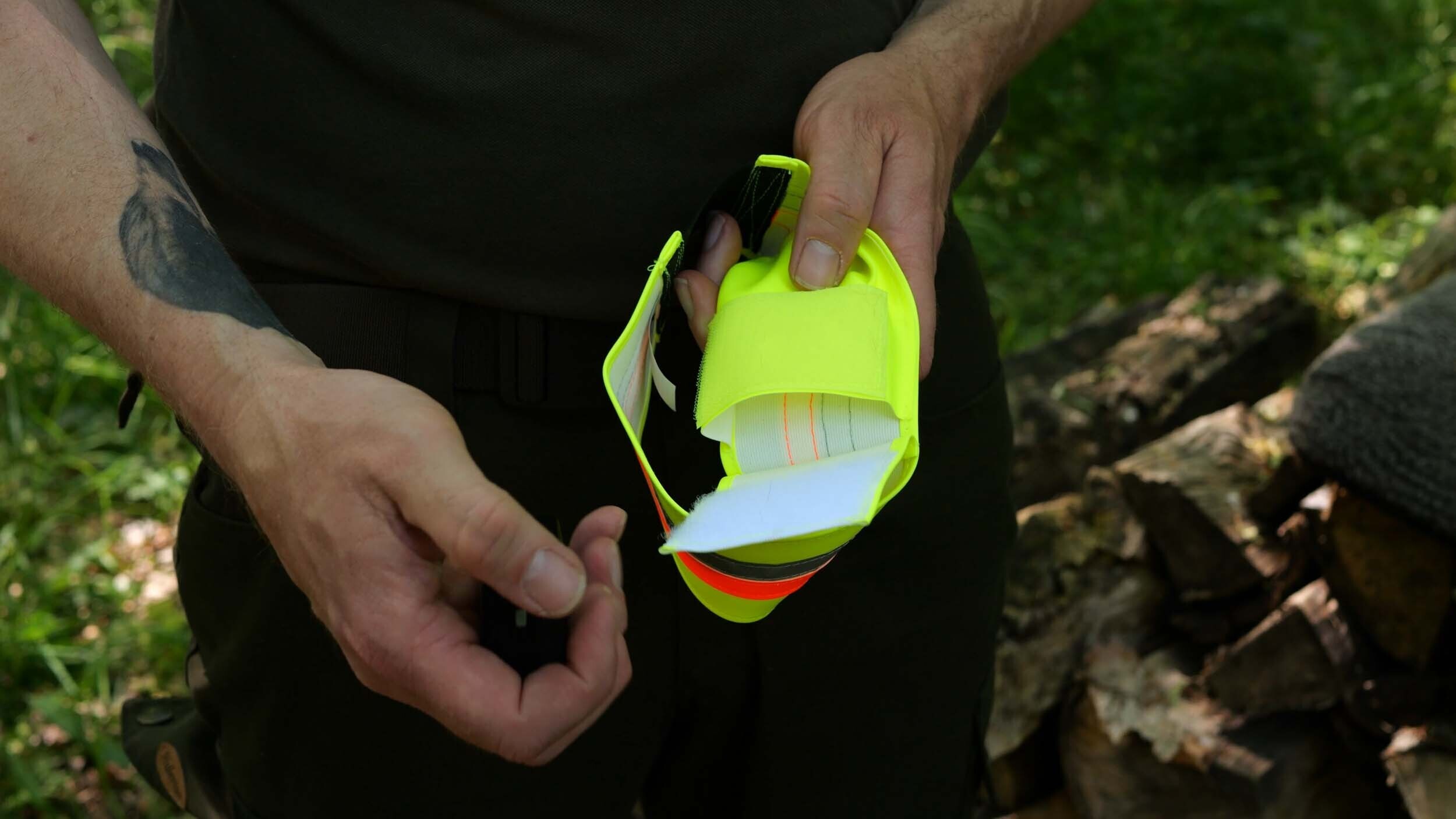 Zantex Signalhalsung mit GPS-Tasche innen