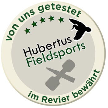 Sehr schnell rennender Wachtelhund mit Warnweste vor verschwommenem Hintergrund