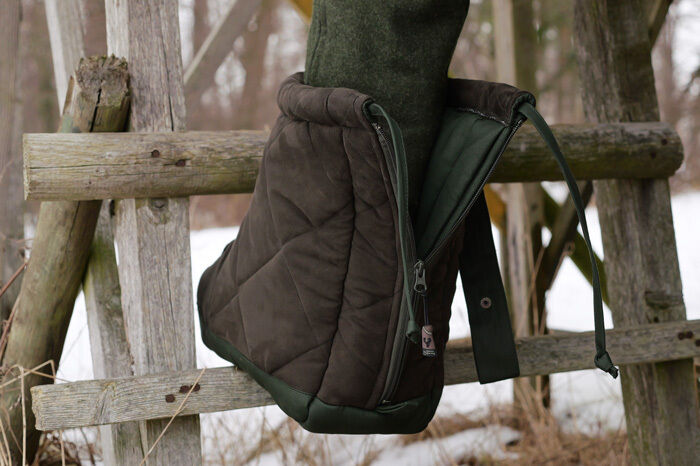 Thermo-Ansitz-Überschuh hinten im Fersenbereich mit fast geschlossenem Reißverschluss, darin der Jagdstiefel