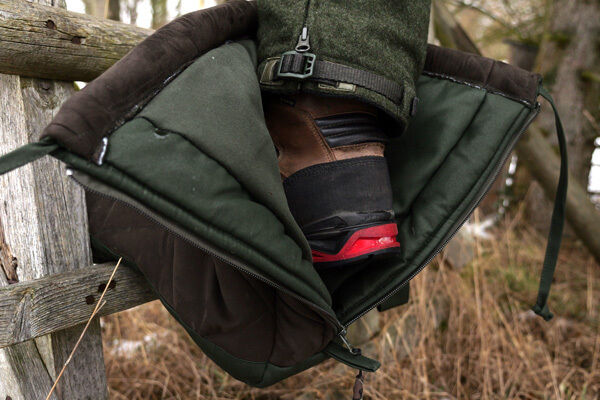 Thermo-Ansitz-Überschuh hinten im Fersenbereich mit offenem Reißverschluss, sodass der Jagdstiefel im Überschuh zu sehen ist