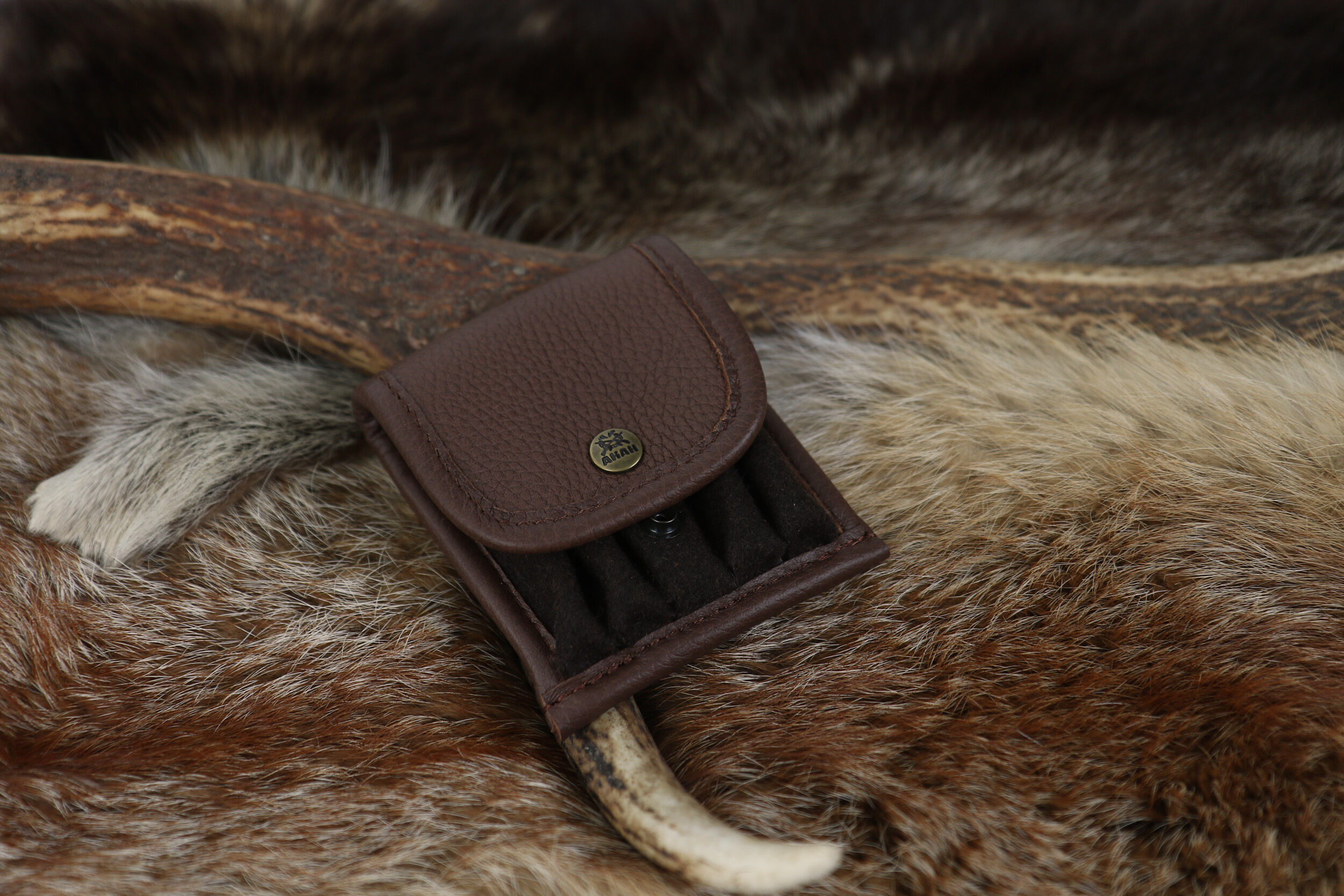 AKAH Patronenetui Elchleder mit Loden (5 Kugelpatronen) AKAH Patronenetui Elchleder mit Loden (5 Kugelpatronen)