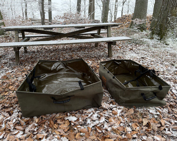 Links große Wildwanne für Rot- und Schwarzwild, rechts die kleinere Wildwanne für Rehwild