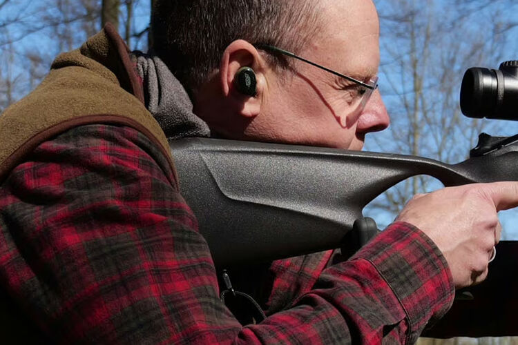 Isotunes Caliber mit angeschlagener Langwaffe